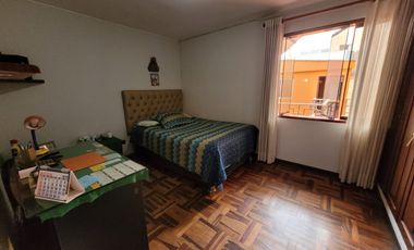 VENDO CASA DE 3 PISOS EN SURCO AV. SOTO BERMEO
