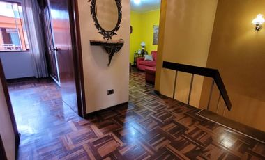 VENDO CASA DE 3 PISOS EN SURCO AV. SOTO BERMEO