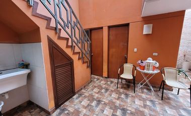 VENDO CASA DE 3 PISOS EN SURCO AV. SOTO BERMEO