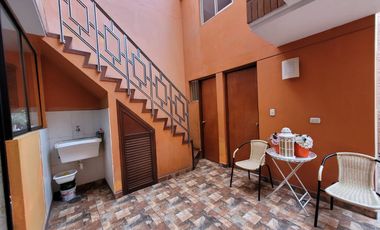 VENDO CASA DE 3 PISOS EN SURCO AV. SOTO BERMEO
