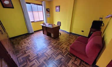 VENDO CASA DE 3 PISOS EN SURCO AV. SOTO BERMEO