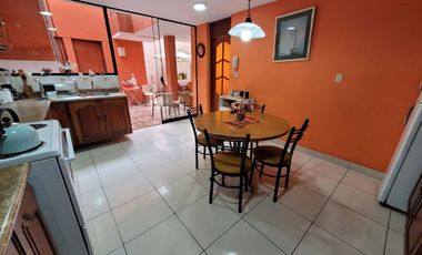 VENDO CASA DE 3 PISOS EN SURCO AV. SOTO BERMEO