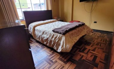 VENDO CASA DE 3 PISOS EN SURCO AV. SOTO BERMEO