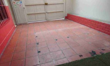 Casa de 4 pisos frente a parque, a espaldas del Mall del Sur