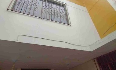 Casa de 4 pisos frente a parque, a espaldas del Mall del Sur