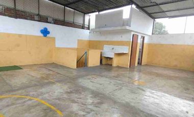 Casa de 4 pisos frente a parque, a espaldas del Mall del Sur