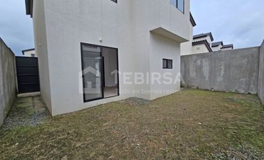 Venta de Casa de 3 dormitorios A ESTRENAR, Urbanización Los Prados I, Km 15 Vía a Salitre.