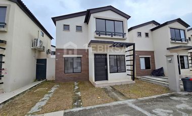 Venta de Casa de 3 dormitorios A ESTRENAR, Urbanización Los Prados I, Km 15 Vía a Salitre.
