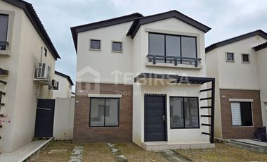 Venta de Casa de 3 dormitorios A ESTRENAR, Urbanización Los Prados I, Km 15 Vía a Salitre.
