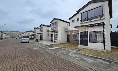 Venta de Casa de 3 dormitorios A ESTRENAR, Urbanización Los Prados I, Km 15 Vía a Salitre.