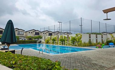 Venta de Casa de 3 dormitorios A ESTRENAR, Urbanización Los Prados I, Km 15 Vía a Salitre.