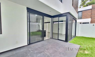 Venta de Moderna Casa en Privada Cerca Walmart Avila Camacho
