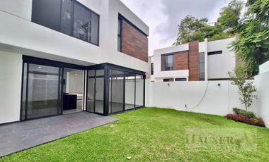Venta de Moderna Casa en Privada Cerca Walmart Avila Camacho