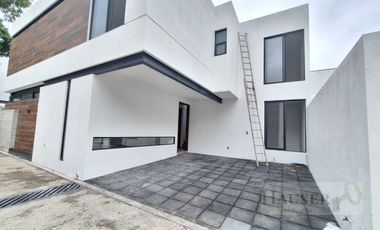Venta de Moderna Casa en Privada Cerca Walmart Avila Camacho