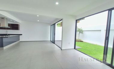 Venta de Moderna Casa en Privada Cerca Walmart Avila Camacho