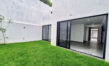 Venta de Moderna Casa en Privada Cerca Walmart Avila Camacho