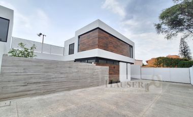 Venta de Moderna Casa en Privada Cerca Walmart Avila Camacho