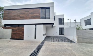 Venta de Moderna Casa en Privada Cerca Walmart Avila Camacho