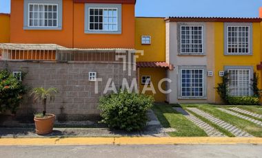 Casa con alberca en fraccionamiento en Emiliano Zapata