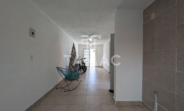 Casa con alberca en fraccionamiento en Emiliano Zapata