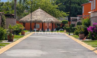 Casa con alberca en fraccionamiento en Emiliano Zapata