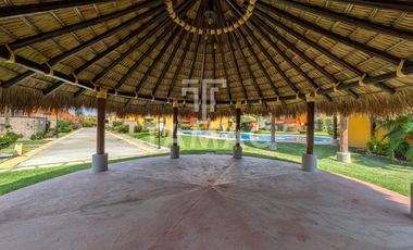 Casa con alberca en fraccionamiento en Emiliano Zapata