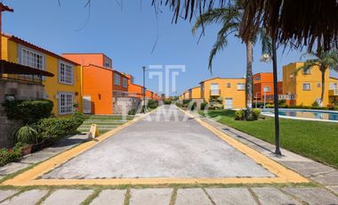 Casa con alberca en fraccionamiento en Emiliano Zapata