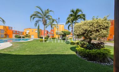 Casa con alberca en fraccionamiento en Emiliano Zapata