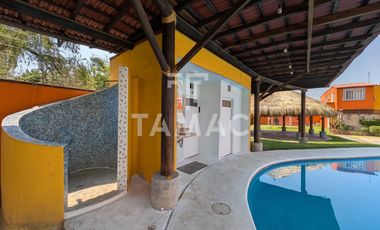 Casa con alberca en fraccionamiento en Emiliano Zapata