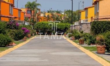 Casa con alberca en fraccionamiento en Emiliano Zapata