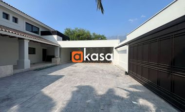 Quinta en Venta en Residencial Bugambilias, Carretera Nacional.