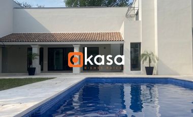 Quinta en Venta en Residencial Bugambilias, Carretera Nacional.