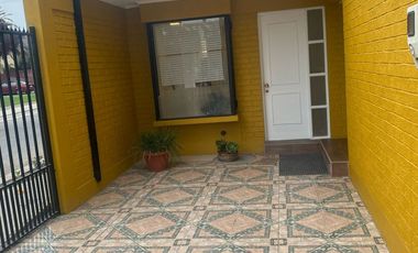 Casona nororiente 4 D 3b Sala estar, Cocina equipada, logia, quincho y caldera.