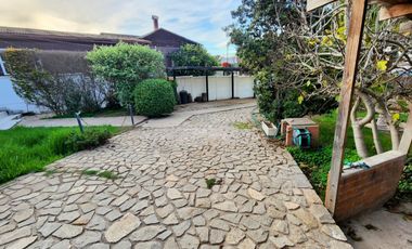 Concón Sur, Casa 4 dormitorioe, jardín, estacionamientos