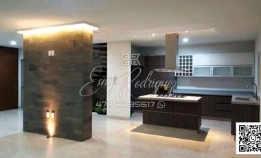 CASA EN RENTA, MAYORAZGO, AMUEBLADA, 3 REC, FRENTE ÁREA VERDE, PRIVADA CON VIGILANCIA