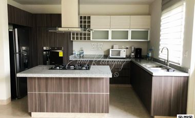 CASA EN RENTA, MAYORAZGO, AMUEBLADA, 3 REC, FRENTE ÁREA VERDE, PRIVADA CON VIGILANCIA