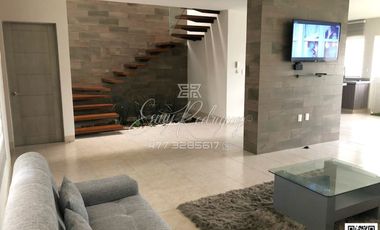 CASA EN RENTA, MAYORAZGO, AMUEBLADA, 3 REC, FRENTE ÁREA VERDE, PRIVADA CON VIGILANCIA