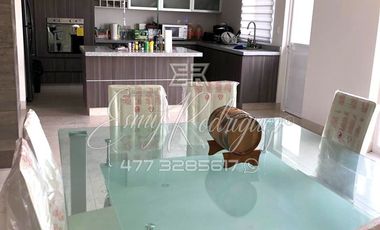 CASA EN RENTA, MAYORAZGO, AMUEBLADA, 3 REC, FRENTE ÁREA VERDE, PRIVADA CON VIGILANCIA