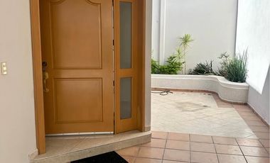 AMPLIA Y AGRADABLE RESIDENCIA EN LA ALAMEDA