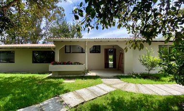 CASA DE UNA PLANTA EN VENTA EN TUMBACO