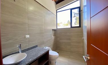 CASA DE UNA PLANTA EN VENTA EN TUMBACO