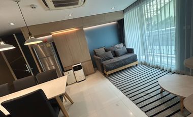 Prime Location! Luxuriously Furnished! Just a short walk to Emsphere, EmQuartier, and Benjasiri Park! For Sale: The Crest Sukhumvit 24 Condo