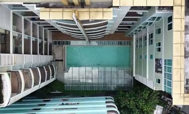Prime Location! Luxuriously Furnished! Just a short walk to Emsphere, EmQuartier, and Benjasiri Park! For Sale: The Crest Sukhumvit 24 Condo