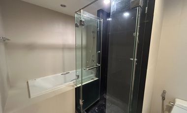 Prime Location! Luxuriously Furnished! Just a short walk to Emsphere, EmQuartier, and Benjasiri Park! For Sale: The Crest Sukhumvit 24 Condo