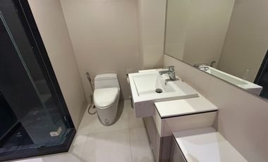 Prime Location! Luxuriously Furnished! Just a short walk to Emsphere, EmQuartier, and Benjasiri Park! For Sale: The Crest Sukhumvit 24 Condo
