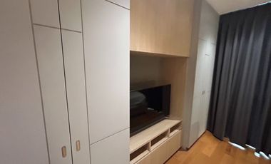 Prime Location! Luxuriously Furnished! Just a short walk to Emsphere, EmQuartier, and Benjasiri Park! For Sale: The Crest Sukhumvit 24 Condo
