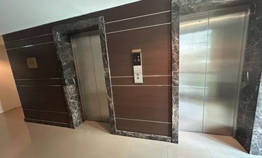 Prime Location! Luxuriously Furnished! Just a short walk to Emsphere, EmQuartier, and Benjasiri Park! For Sale: The Crest Sukhumvit 24 Condo