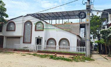 En Girardot, Cundinamarca en el barrio Santa Paula Vendemos hermosa casa esquinera de dos pisos con jacuzzi y amoblada.