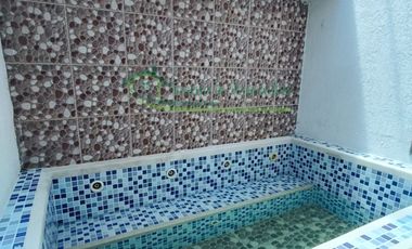 En Girardot, Cundinamarca en el barrio Santa Paula Vendemos hermosa casa esquinera de dos pisos con jacuzzi y amoblada.
