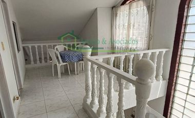 En Girardot, Cundinamarca en el barrio Santa Paula Vendemos hermosa casa esquinera de dos pisos con jacuzzi y amoblada.